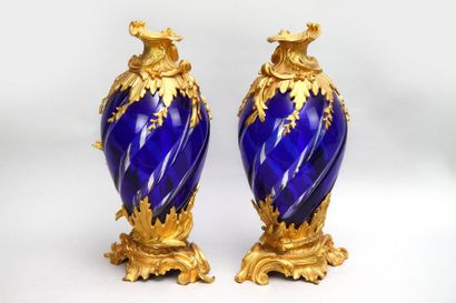null Paire de vases en cristal bleu, de forme balustre à décor de côtes torses, monture...