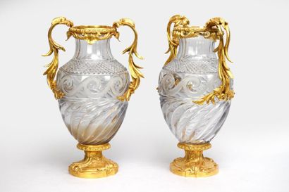 null Importante paire de vases en cristal gravé, de forme balustre à décor d'une...