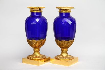 null Paire de vase en cristal moulé bleu, de forme balustre facetté, posant sur un...