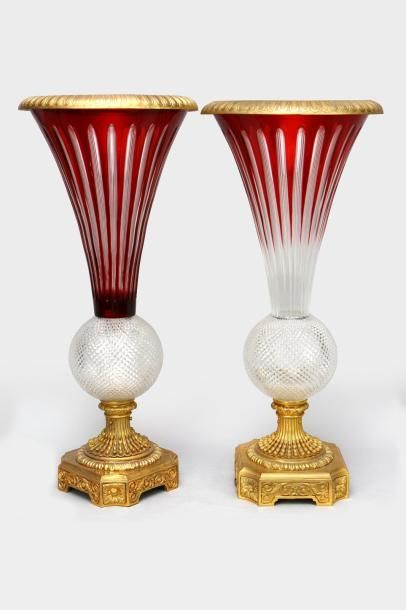 null Deux Importants vases lumineux en cristal posant sur un piédouche en bronze...