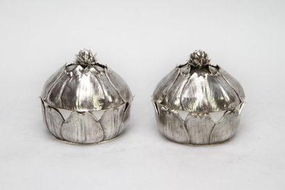 null Paire de petits pots couverts en métal argenté, de forme ronde à décor simulant...