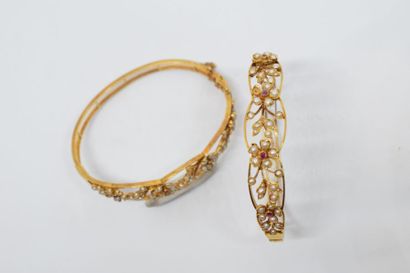null Deux bracelets rigides ouvrants en or jaune 18K (750) ajourés, dans leur partie...