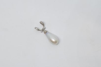 null Pendentif en or gris 18K (750) orné d'une perle fine piriforme, la bélière à...