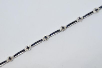 null Bracelet ligne en or gris 18K (750) articulé de batônnets sertis de saphirs...