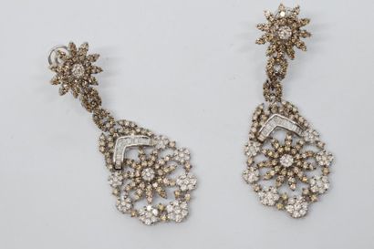 null Paire de pendants d'oreilles piriformes en or gris 18K (750) à décor de rosaces...