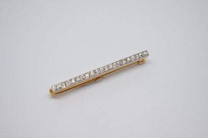 null Broche barrette en or jaune 18k (750) ornée de 21 diamants d'environ 0.1 ct...