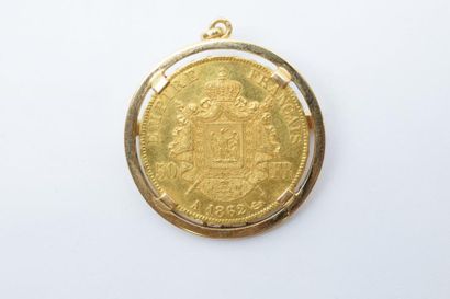 null Pièce en or de 50 francs Napoléon III tête laurée montée sur une broche en or...