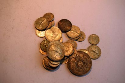 null Lot de pièces en argent comprenant : 

- un important lot de pièces de 50 centimes,...