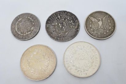 null Lot de pièces en argent :

- Ecu aux lauriers, 1791.

- Deux pièces de 50 francs.

-...