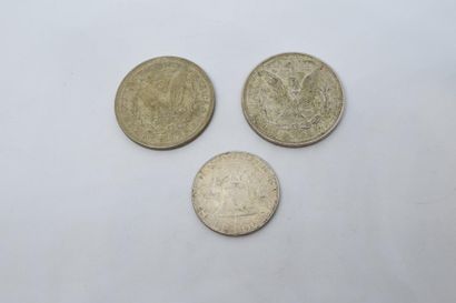 null Lot de 3 pièces en argent comprenant :

- 2 pièce de 1 dollar "Morgan Dollar"...