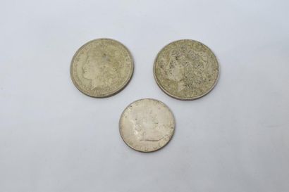 null Lot de 3 pièces en argent comprenant :

- 2 pièce de 1 dollar "Morgan Dollar"...