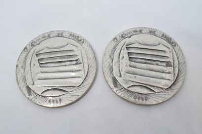 null Deux médailles de la Biennale de Paris de 1967 en argent. 

Numérotées 23/200...