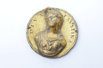null Elément décoratif en bronze doré.

Avers : DIVA FAUSTINA (100-140), avec un...