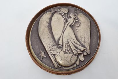null GALTIE MEDAILLE

Médaille Conférence de Paris, 1946, en argent. 

Poids : 500...
