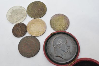 null Lot de médailles et reproduction de monnaies Napoléon III. 