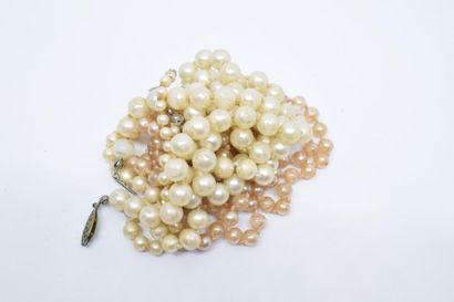 null Ensemble de trois colliers de perles. Longueurs : 120, 45 et 43 cm
