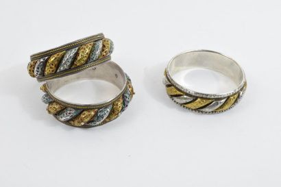 null Trois bracelets "Lune & Soleil" en argent et métal.

Maroc.

Poids : 247.4 g....