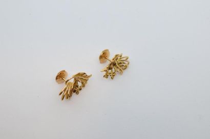 null AC Paire de boucles d'oreilles en or jaune 18k (750) au décor végétal ajouré....