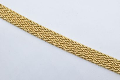 null Bracelet ruban, motif chevrons en métal doré. L. : env. 18 cm.