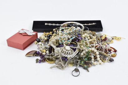 null Important lot de bijoux fantaisie divers : colliers, bracelets, paires de boucles...