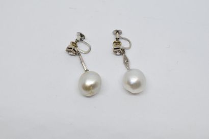 null Paire de boucles d'oreilles en or gris 18k (750) et platine ornées d'une perle...