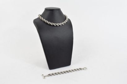 null Parure en argent (800) comprenant un collier et un bracelet à maille torsadé....