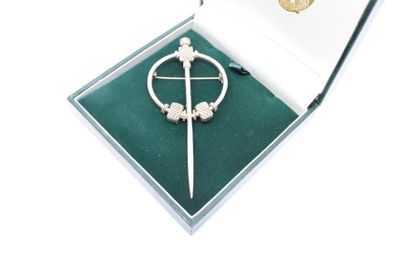 null Broche en argent (sterling silver) figurant une fibule. Celtic jewellery Ireland....