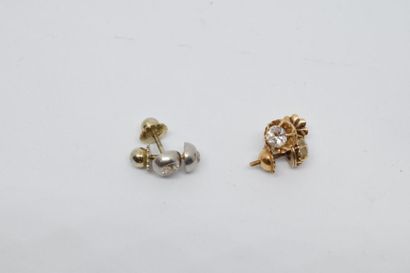 null Deux paires de clous d'oreilles ornés de diamants, l'un en or gris 18k (750),...