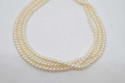 null Collier trois rangs de perles de culture. 

Longueur : 46 cm. 