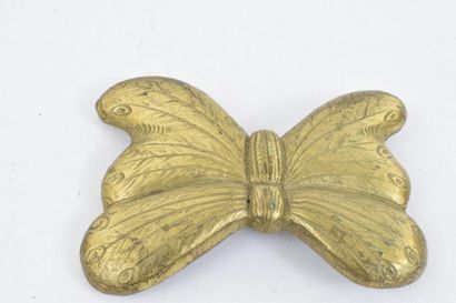 null Boucle de ceinture en bronze figurant un papillon. 

Dim. : 8 x 11,6 cm