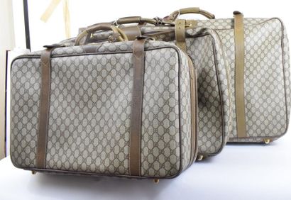 null Gucci
trois valises en tissu