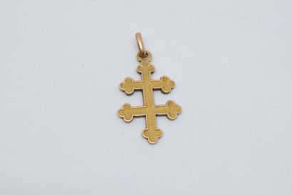 null ORIA. Croix de Lorraine en plaqué or, signée. Ht. : 3 cm.