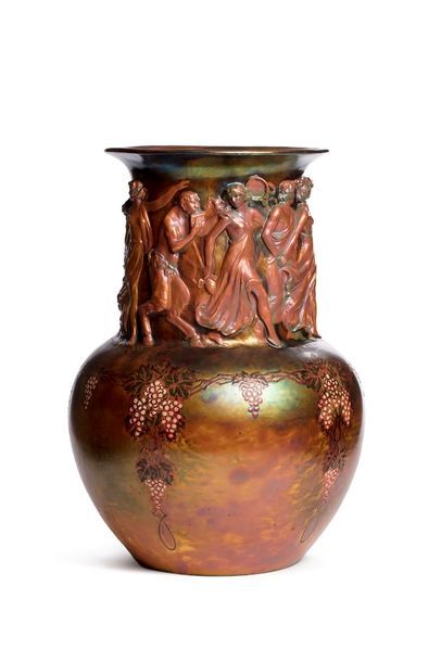 null Vilmos ZOLNAY (1840-1900)

« Bacchanales ». Important vase en céramique à corps...