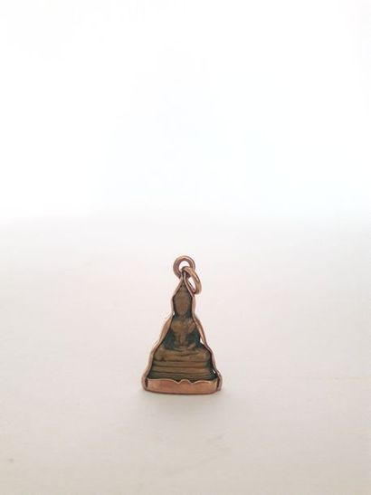 null Petit pendentif représentant un Bouddha en bronze, assis en méditation, cerclé...