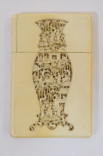 null Chine, Canton, XIXe siècle

Etui à carte en ivoire finement sculpté sur les...