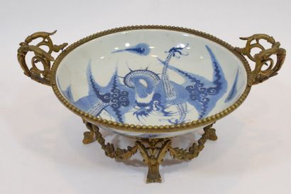 null Chine, pour l'Asie du Sud, fin du XIXème siècle.

Plat en porcelaine à décor...