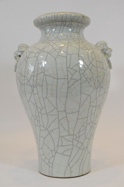 null Chine première moitié du XXème siècle.

Vase balustre en grès porcelaineux craquelé...