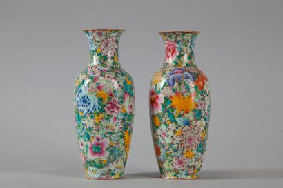 null Paire de petits vases balustre en porcelaine à décor millefleurs.
Chine , marque...