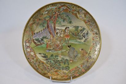 null Japon, Satsuma, Période Meiji.

Assiette en faïence fine à décor d'émaux polychromes...