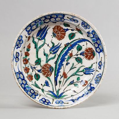 null Plat en céramique à composition florale, Turquie ottomane, Iznik, seconde moitié...