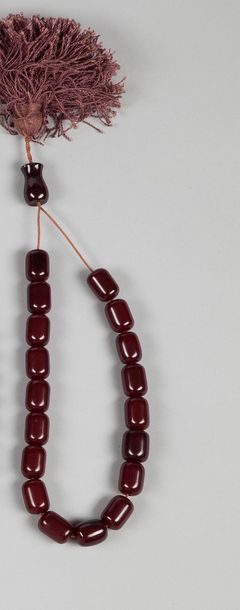 null Rare Komboloï en bakélite et ambre (faturan) composé de 18 perles foncées de...