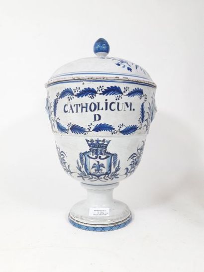 null lot composé de :

Paris, début XIXème siècle.

un pot à pharmacie cylindrique...