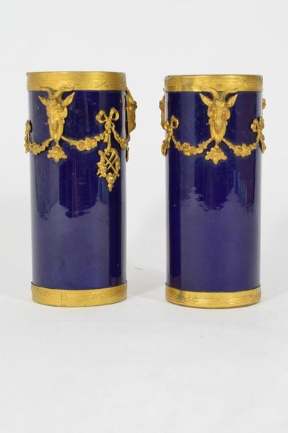 null Sèvres, fin du XIXème siècle.

Paires de vases cylindriques en faïence fine...