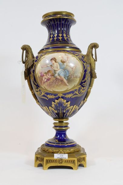 null Sèvres ( dans le goût de)

Vase couvert de forme balustre en porcelaine et bronze...