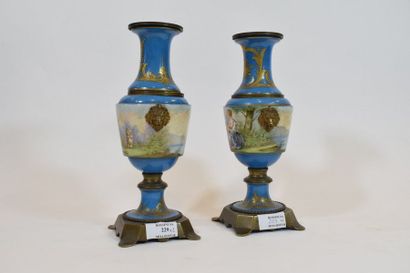 null Paire de vases en porcelaine dans le goût de Sèvres à décor polychrome dans...