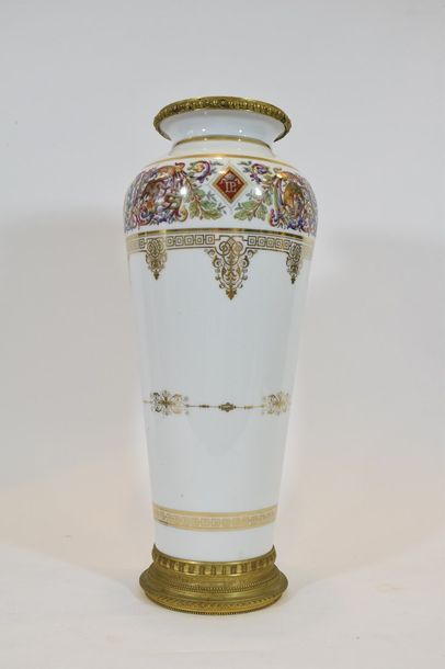 null Sèvres . Vase en porcelaine polychrome d'après le modèle du Service des

Chasses...
