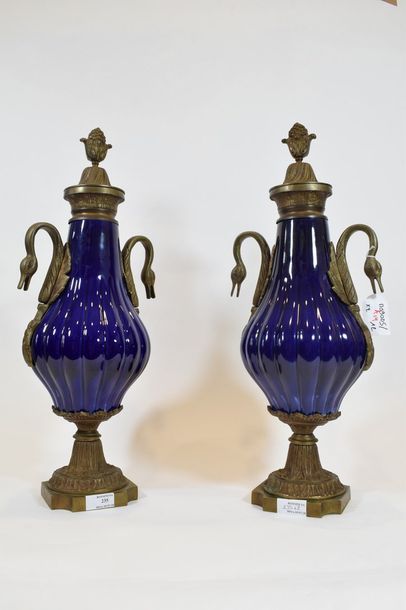 null Paire de vases couvert en porcelaine bleu et monture de bronze doré, de forme...