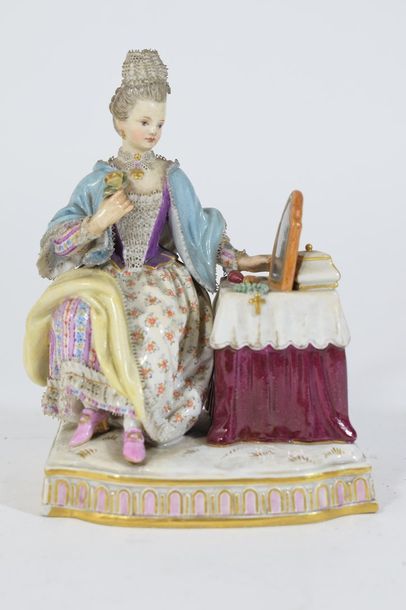 null Meissen-fin XIXe. Statuette en porcelaine représentant une marquise assise à...