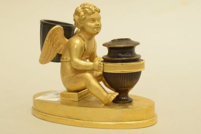 null Encrier en bronze figurant un angelot portant une hotte et un vase étrusque...