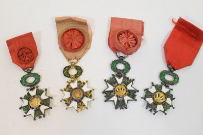 null Lot de quatre croix de la Légion d'Honneur 

Une de chevalier et trois d'officier...